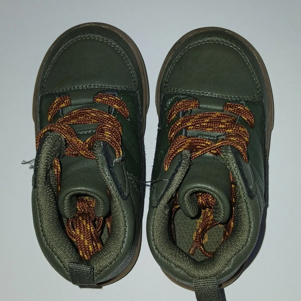 OshKosh B'gosh toddler boy Olive green sneakers, size 6‎